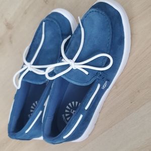 NWOT Ugg boys boat shoes Size 5 (machine washable)